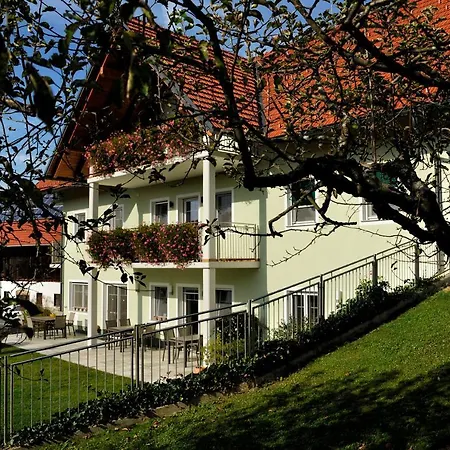 Weingut Zirngast بيت ضيافة